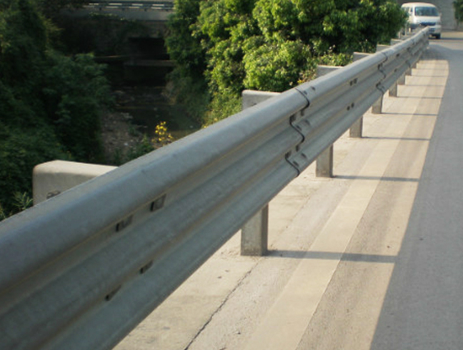 为什么要在高速公路上安装波形护栏板？